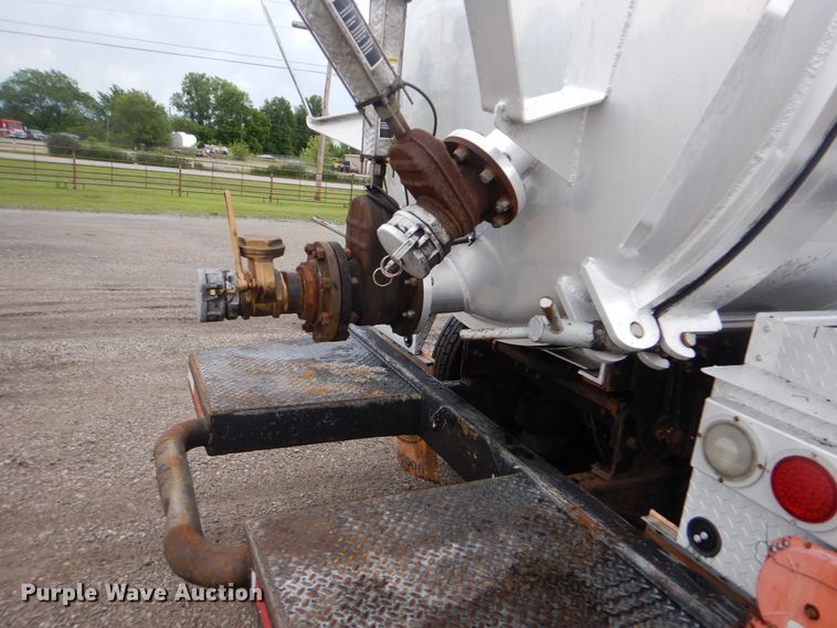 image for item GF9210 2006 Kenworth T800  tank truck