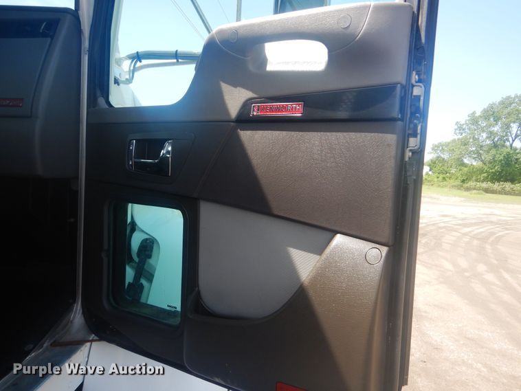 image for item GF9220 2012 Kenworth T370  truck cab and chassis