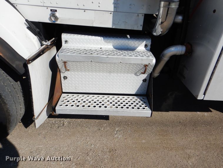 image for item GF9227 2006 Kenworth T802  fuel truck