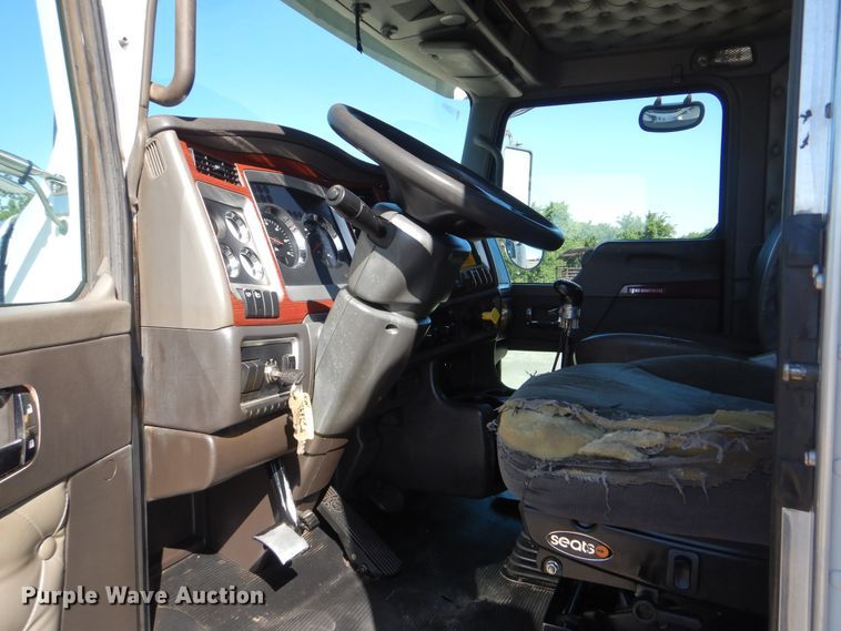 image for item GF9227 2006 Kenworth T802  fuel truck