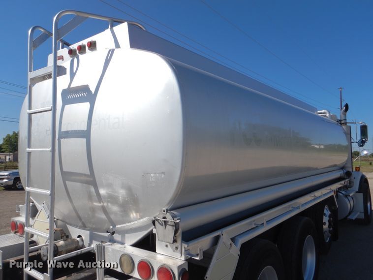 image for item GF9227 2006 Kenworth T802  fuel truck