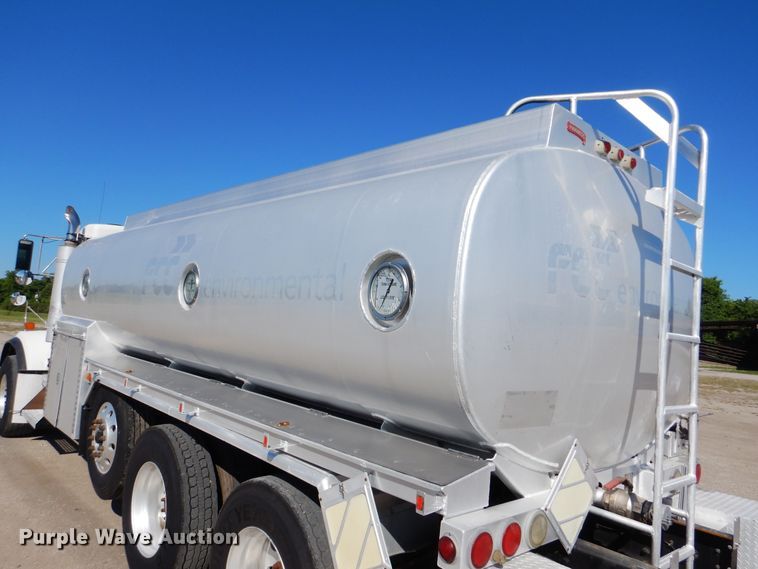 image for item GF9227 2006 Kenworth T802  fuel truck