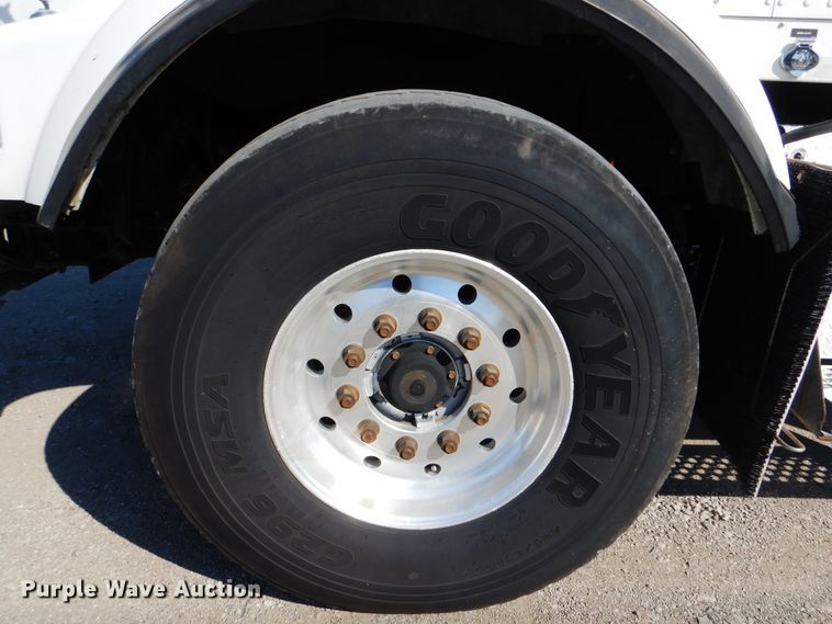 image for item GF9227 2006 Kenworth T802  fuel truck