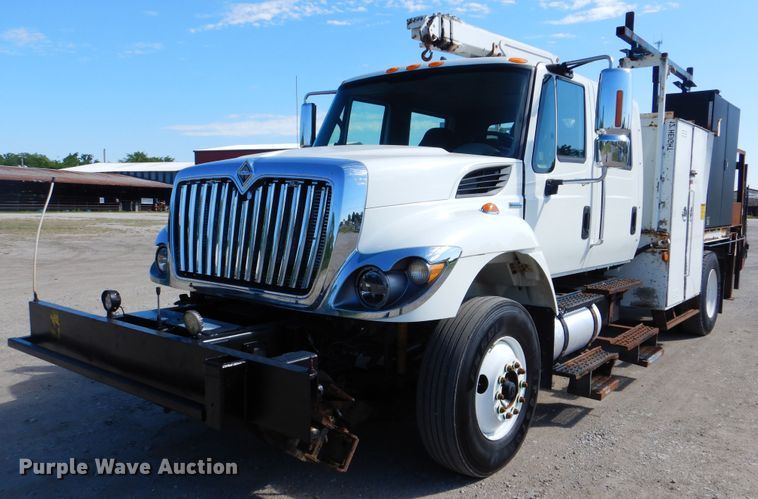 image for item GF9234 2008 International 7400  utility truck with crane