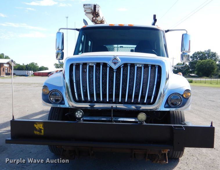 image for item GF9234 2008 International 7400  utility truck with crane