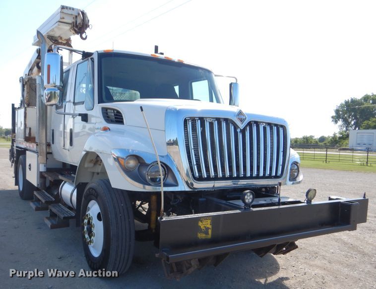 image for item GF9234 2008 International 7400  utility truck with crane