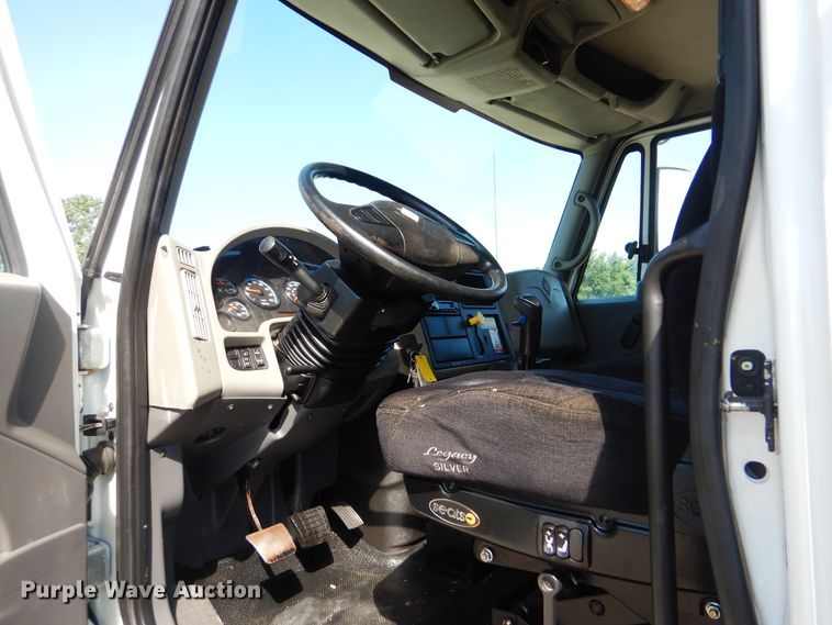 image for item GF9234 2008 International 7400  utility truck with crane