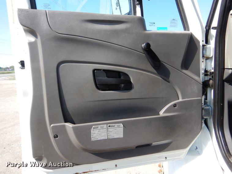 image for item GF9234 2008 International 7400  utility truck with crane