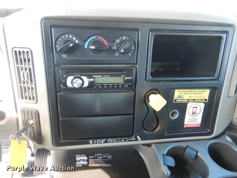 image for item GF9234 2008 International 7400  utility truck with crane