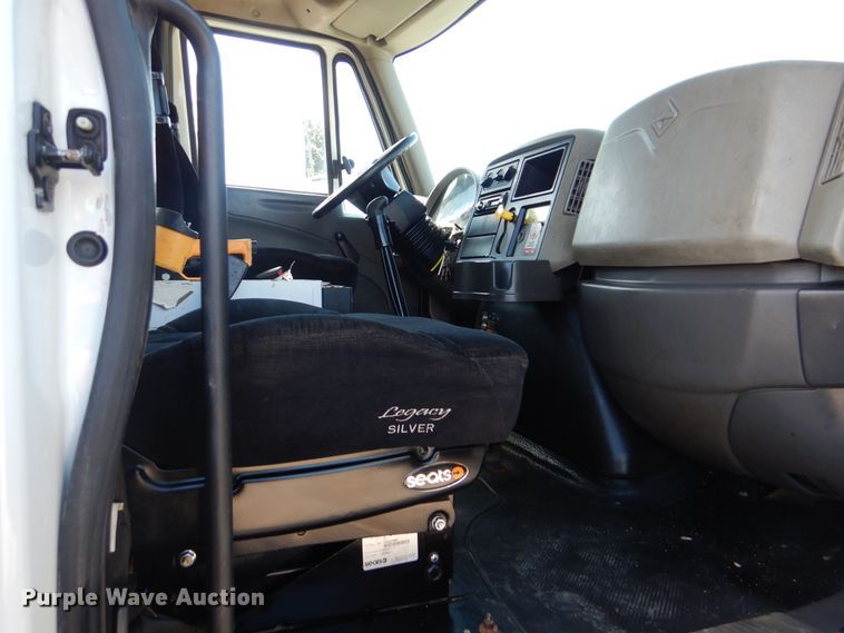 image for item GF9234 2008 International 7400  utility truck with crane