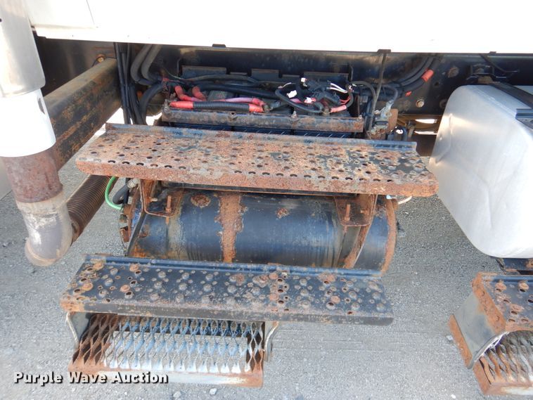 image for item GF9234 2008 International 7400  utility truck with crane