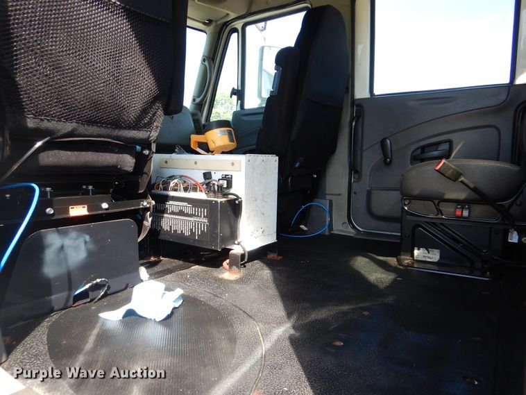 image for item GF9234 2008 International 7400  utility truck with crane