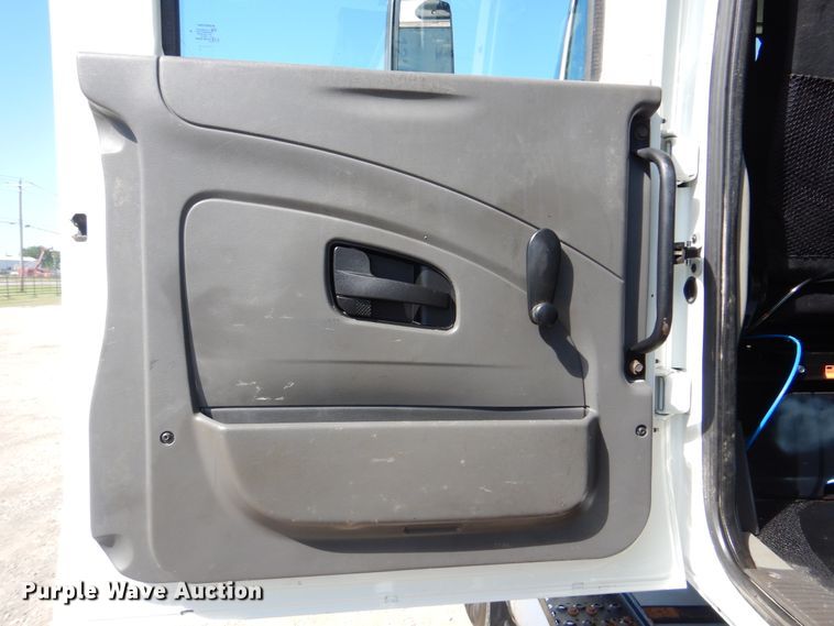 image for item GF9234 2008 International 7400  utility truck with crane