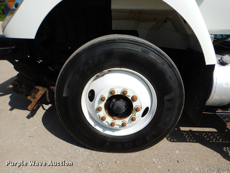 image for item GF9234 2008 International 7400  utility truck with crane