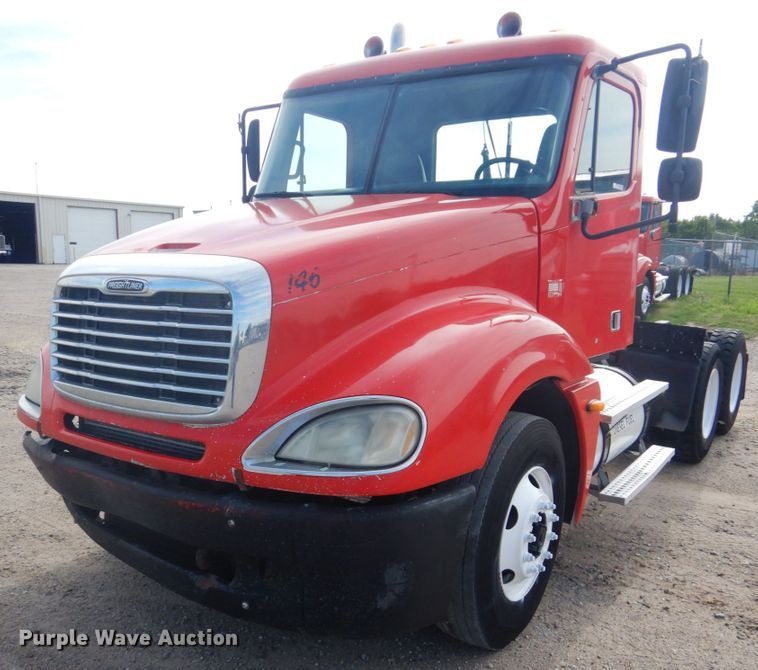 image for item GM9238 2005 Freightliner Columbia  semi truck