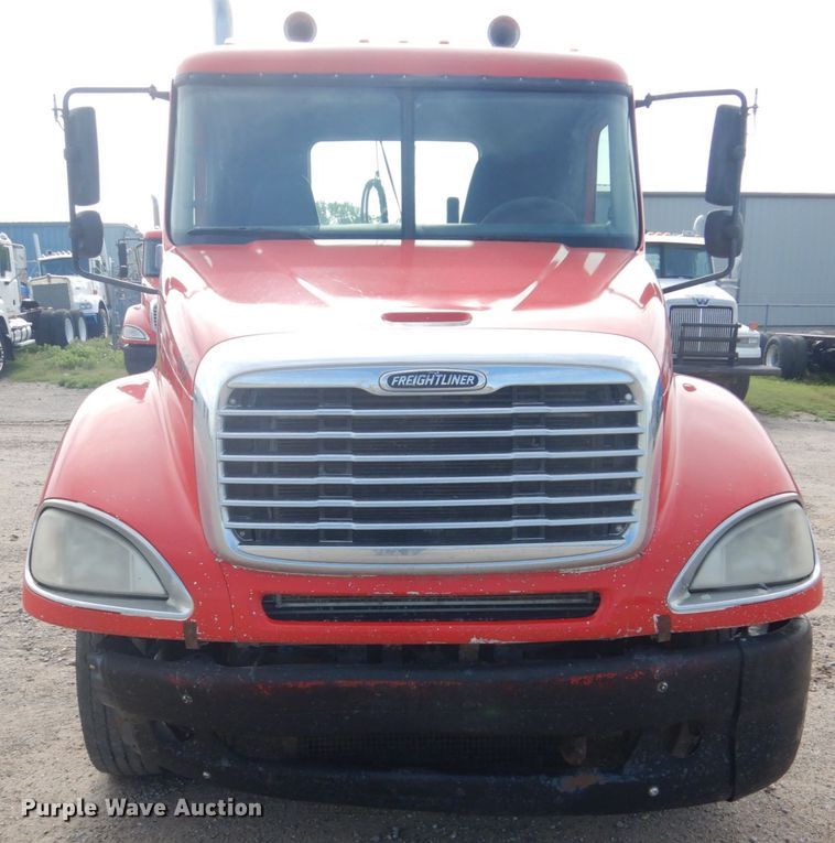 image for item GM9238 2005 Freightliner Columbia  semi truck