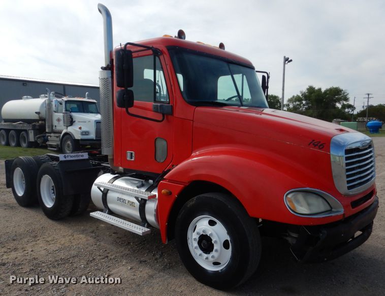 image for item GM9238 2005 Freightliner Columbia  semi truck