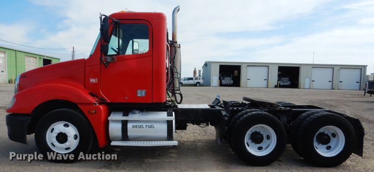 image for item GM9238 2005 Freightliner Columbia  semi truck