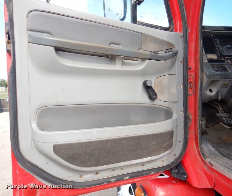 image for item GM9238 2005 Freightliner Columbia  semi truck