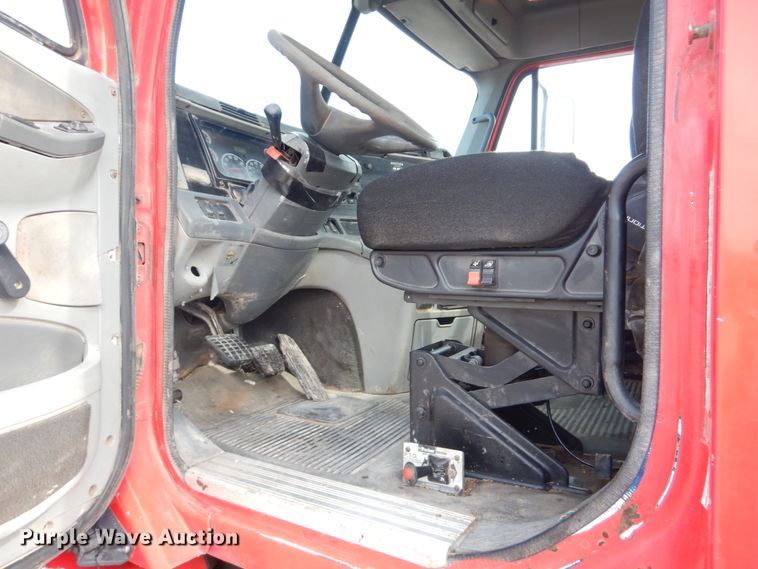 image for item GM9238 2005 Freightliner Columbia  semi truck