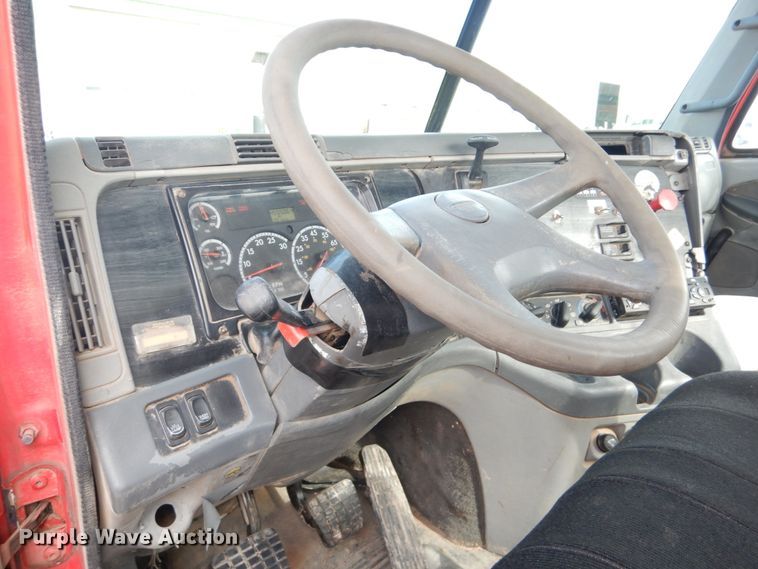 image for item GM9238 2005 Freightliner Columbia  semi truck