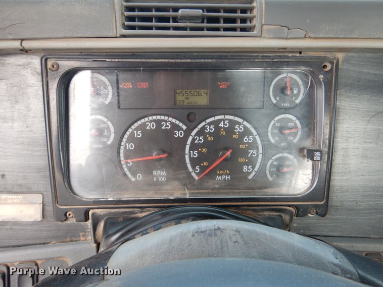 image for item GM9238 2005 Freightliner Columbia  semi truck