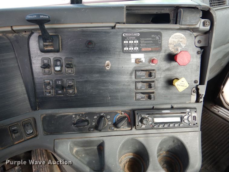 image for item GM9238 2005 Freightliner Columbia  semi truck