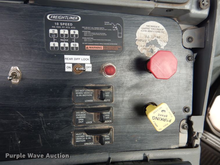 image for item GM9238 2005 Freightliner Columbia  semi truck