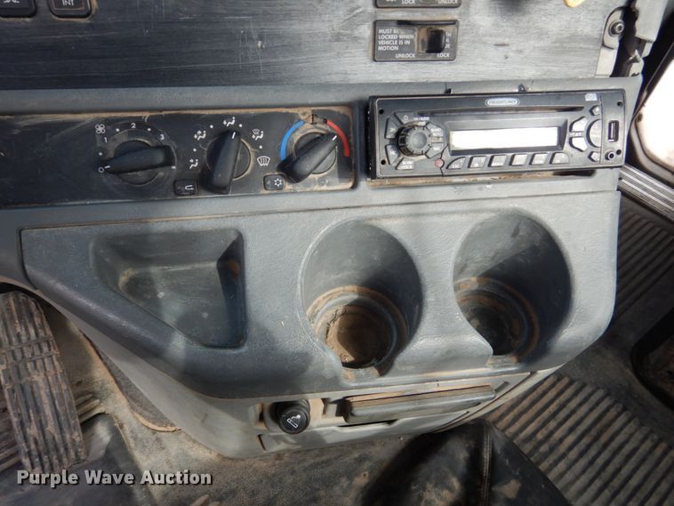 image for item GM9238 2005 Freightliner Columbia  semi truck