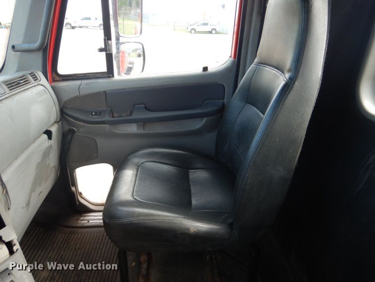 image for item GM9238 2005 Freightliner Columbia  semi truck