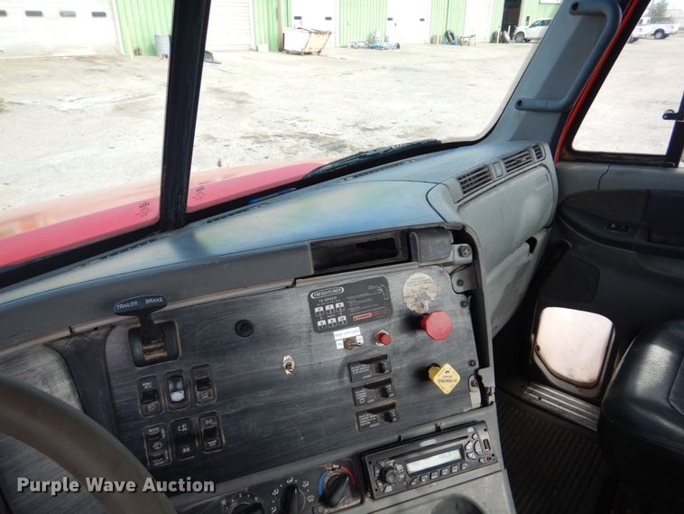 image for item GM9238 2005 Freightliner Columbia  semi truck