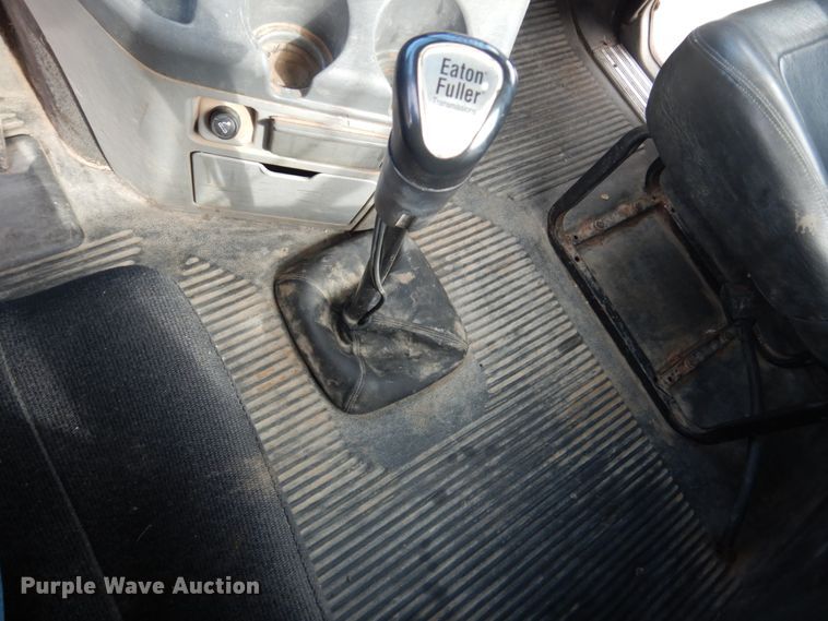 image for item GM9238 2005 Freightliner Columbia  semi truck