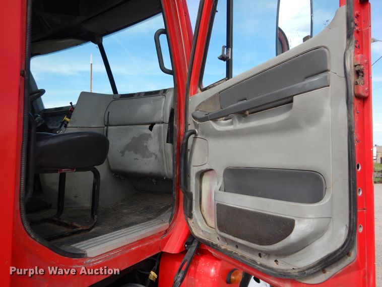 image for item GM9238 2005 Freightliner Columbia  semi truck