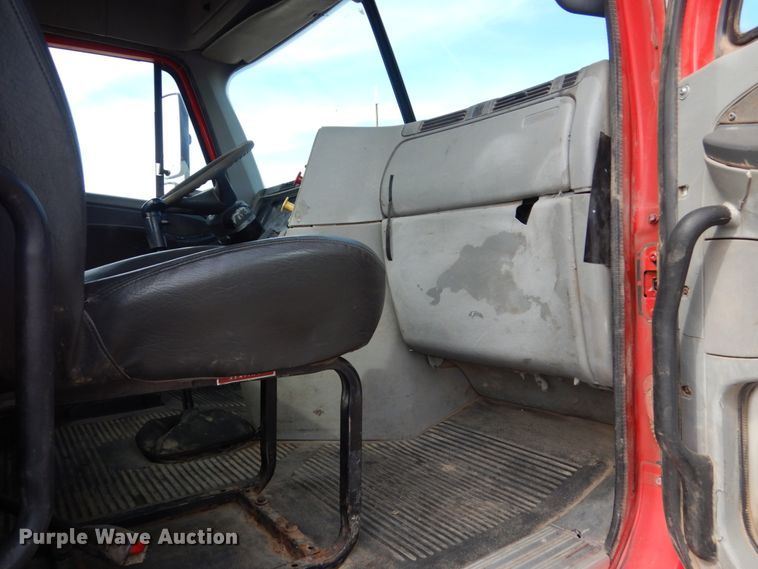 image for item GM9238 2005 Freightliner Columbia  semi truck