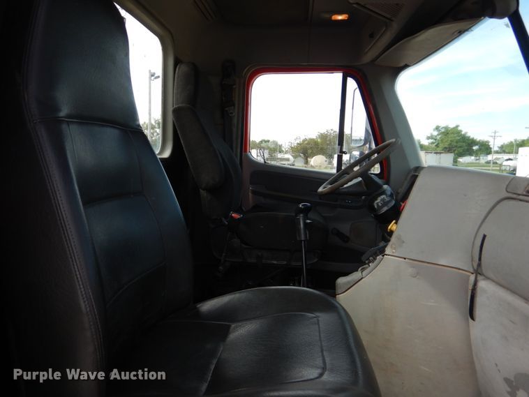 image for item GM9238 2005 Freightliner Columbia  semi truck