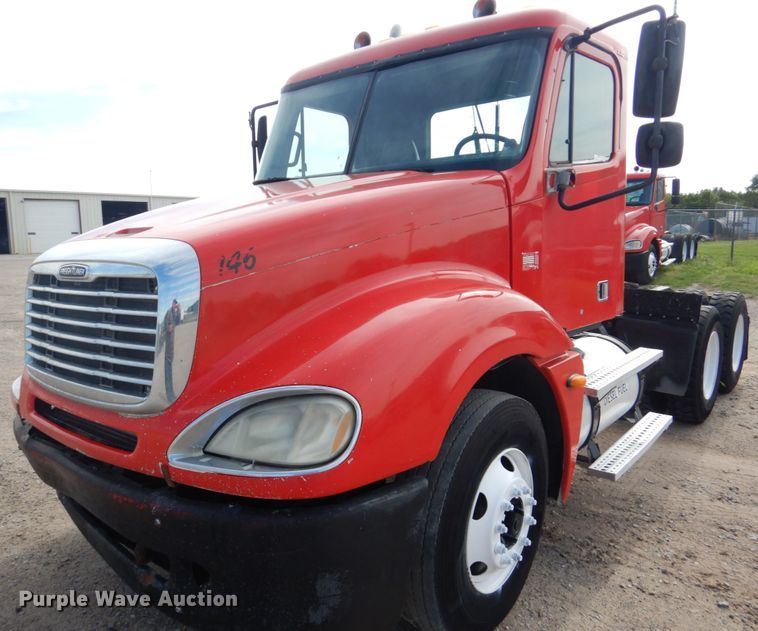 image for item GM9238 2005 Freightliner Columbia  semi truck