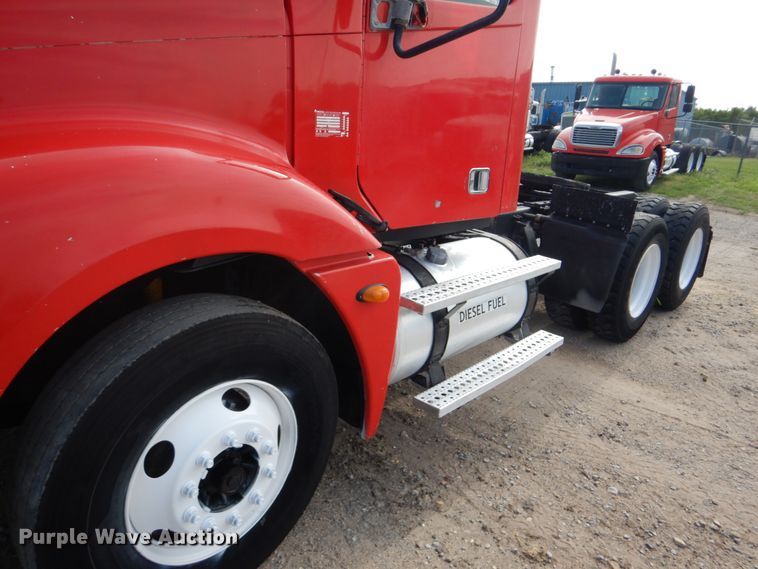 image for item GM9238 2005 Freightliner Columbia  semi truck