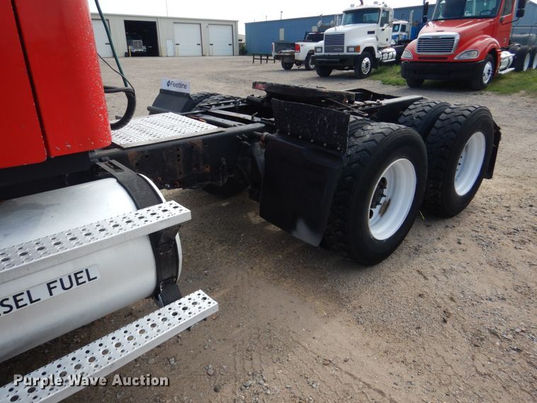 image for item GM9238 2005 Freightliner Columbia  semi truck