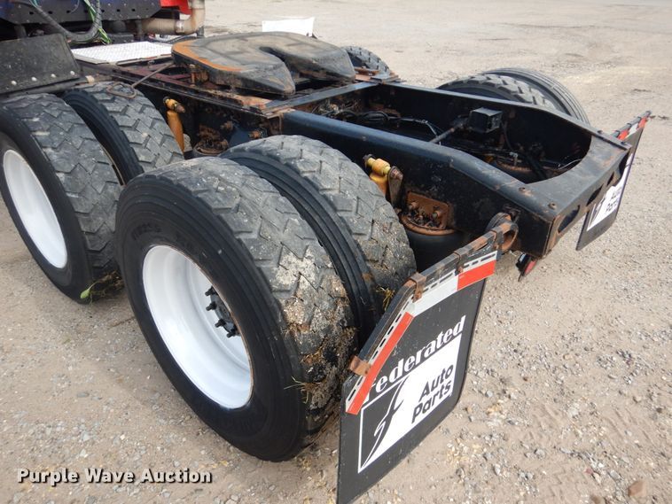 image for item GM9238 2005 Freightliner Columbia  semi truck