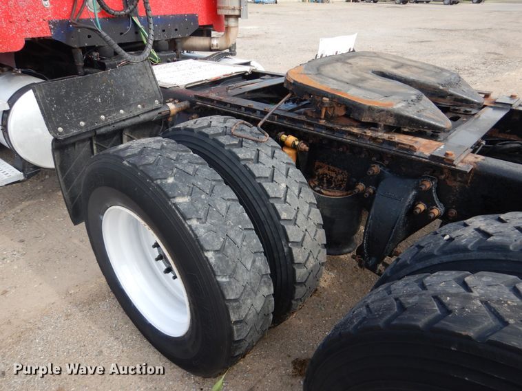 image for item GM9238 2005 Freightliner Columbia  semi truck