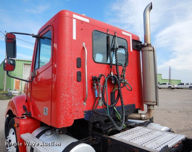 image for item GM9238 2005 Freightliner Columbia  semi truck