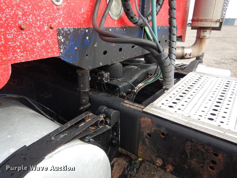 image for item GM9238 2005 Freightliner Columbia  semi truck