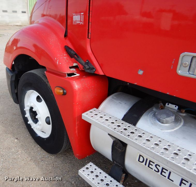 image for item GM9238 2005 Freightliner Columbia  semi truck