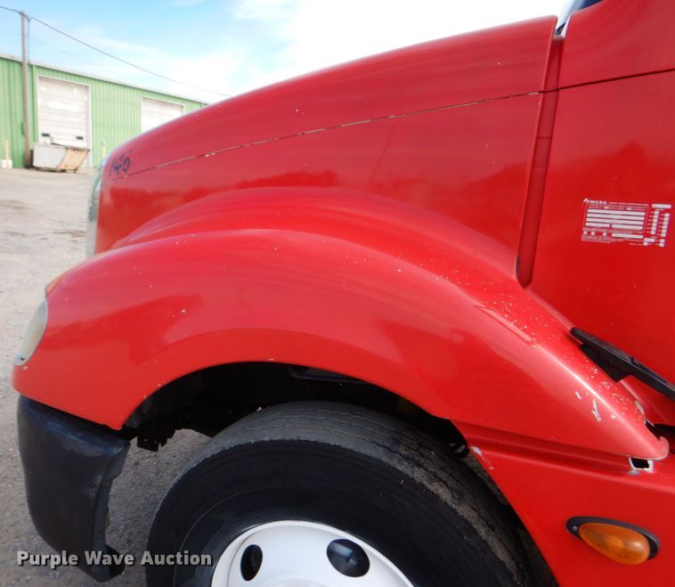 image for item GM9238 2005 Freightliner Columbia  semi truck