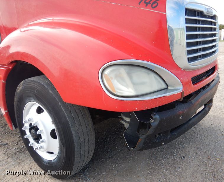 image for item GM9238 2005 Freightliner Columbia  semi truck