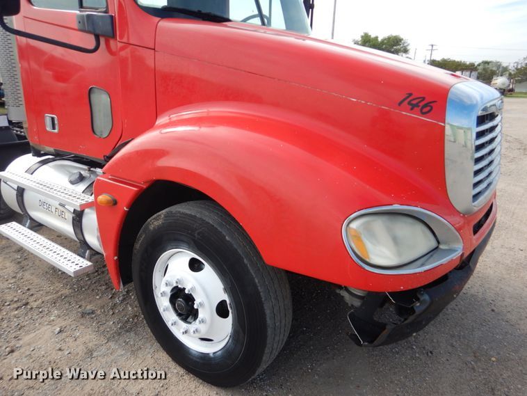 image for item GM9238 2005 Freightliner Columbia  semi truck