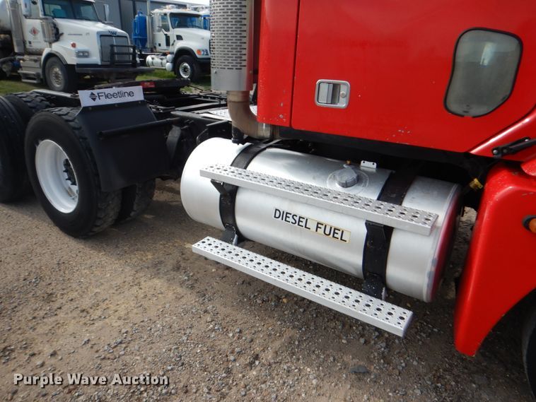 image for item GM9238 2005 Freightliner Columbia  semi truck