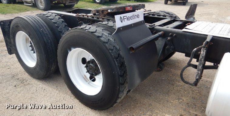 image for item GM9238 2005 Freightliner Columbia  semi truck