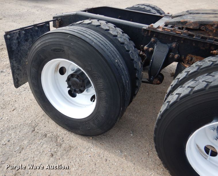 image for item GM9238 2005 Freightliner Columbia  semi truck