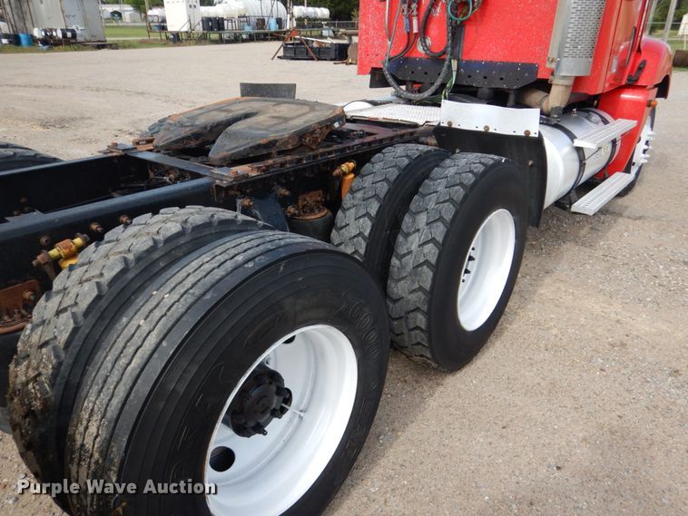 image for item GM9238 2005 Freightliner Columbia  semi truck